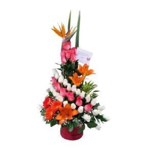 RAMO DE FLORES EN CAJA  CON 24 ROSAS BLANCA Y 12 ROSAS SALMON FLORES EXOTICAS