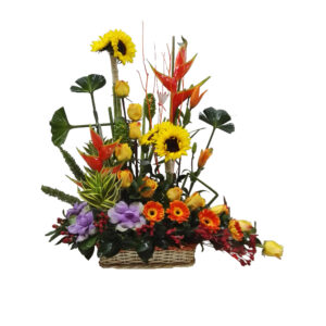 RAMO DE FLORES EN CANASTA CON 12 ROSAS Y FLORES EXOTICAS
