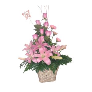 RAMO DE FLORES EN CANASTA CON 6 ROSAS Y LIRIOS